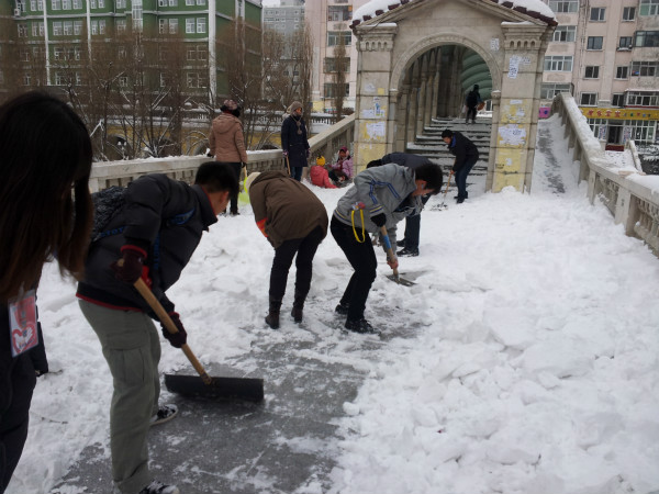 hth体育-(中国)科技公司青年志愿者协会闽江社区清雪活动